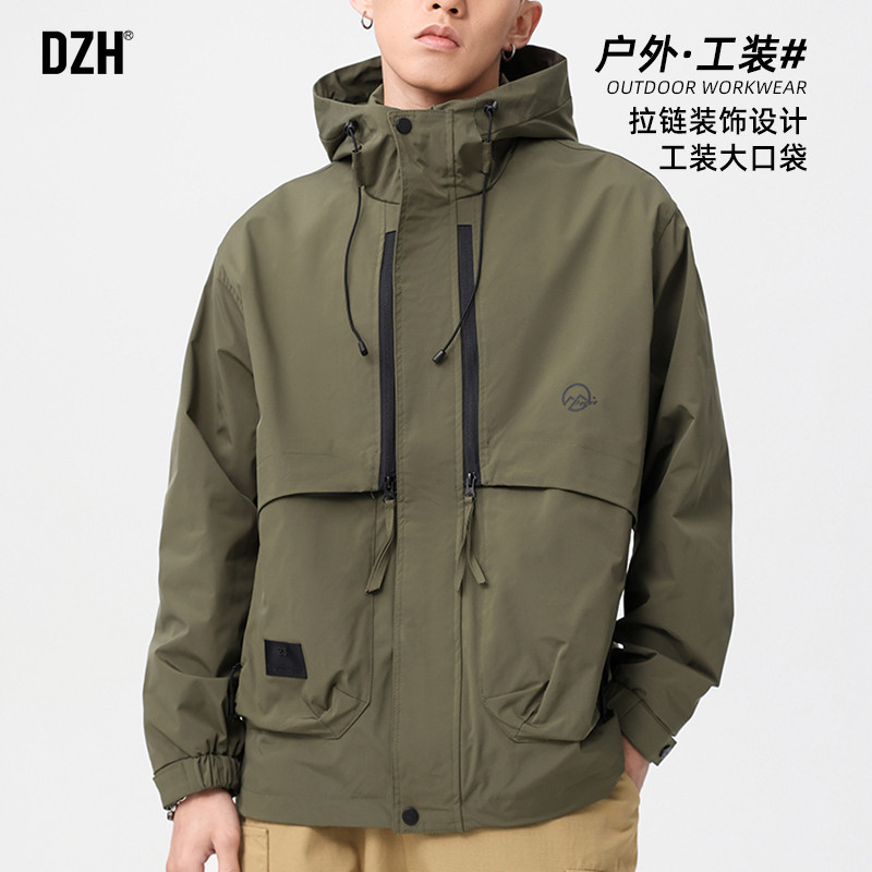 男士军绿色连帽冲锋衣外套男款秋季工装夹克上衣大码男装2026新款