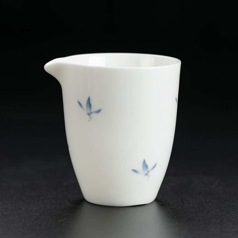 羊脂玉公道杯手绘蝴蝶兰