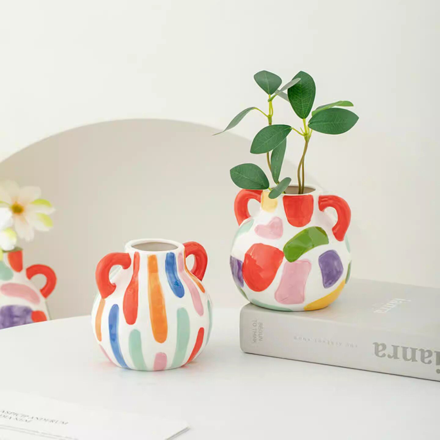 简约现代彩色陶瓷花瓶创意手柄造型客厅茶几插花摆件彩绘花器摆件
