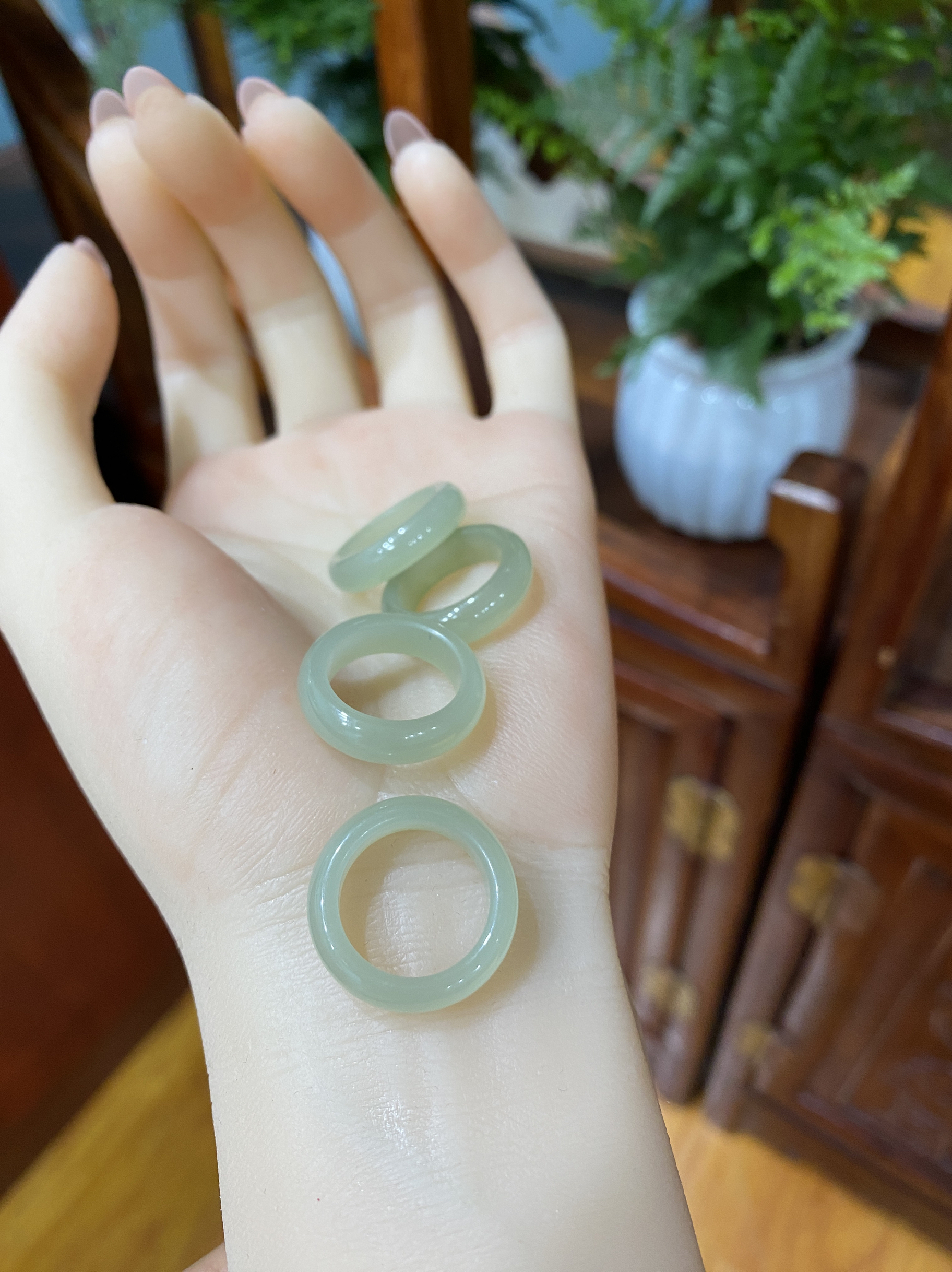 新疆直发包邮天然和田玉晴水色指环戒圈戒指戴证书