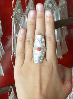 彝族银手工戒指大凉山民间手工艺品红珠马鞍戒指传统彝族长银戒指