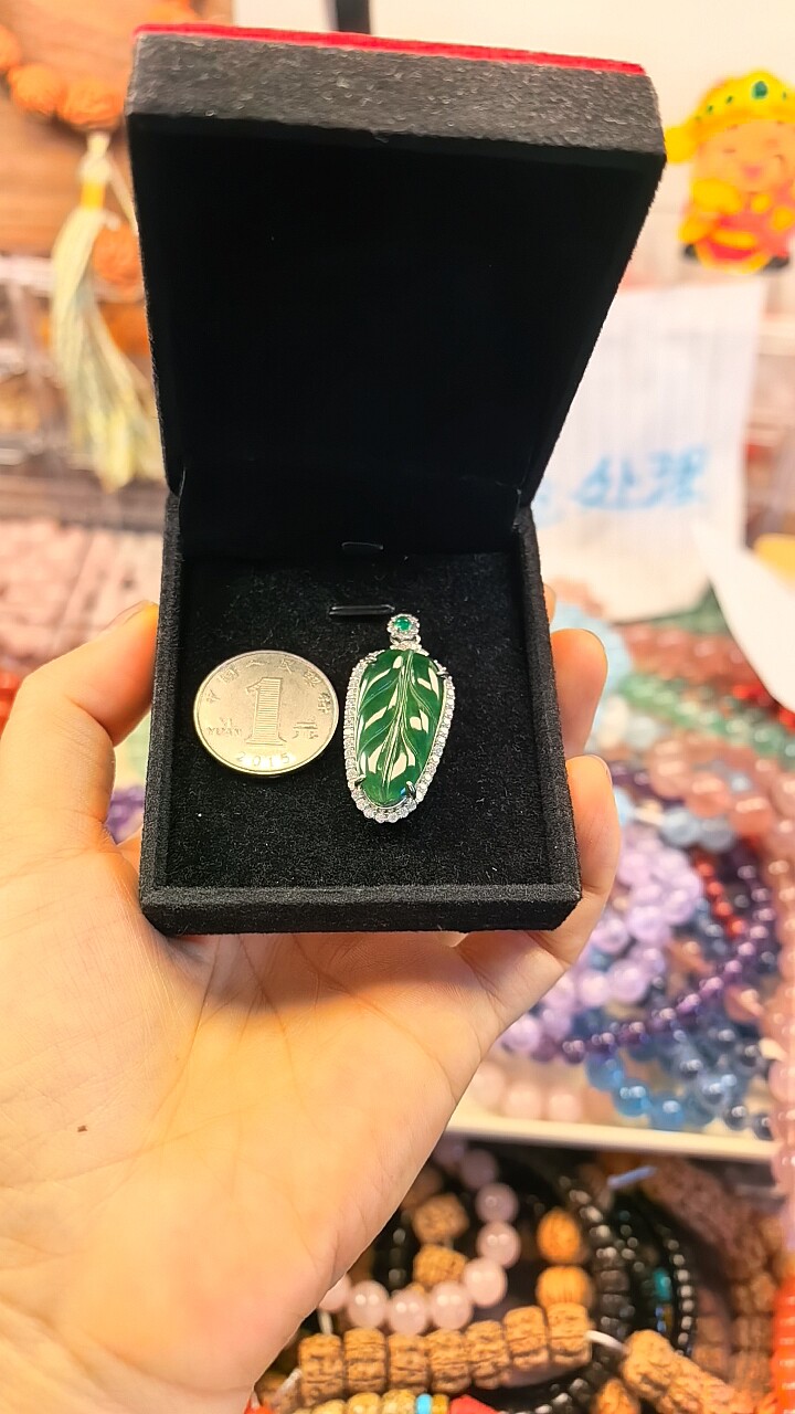 危地马拉冰绿翡翠金枝玉叶吊坠，精工满钻围镶约30mm*15mm