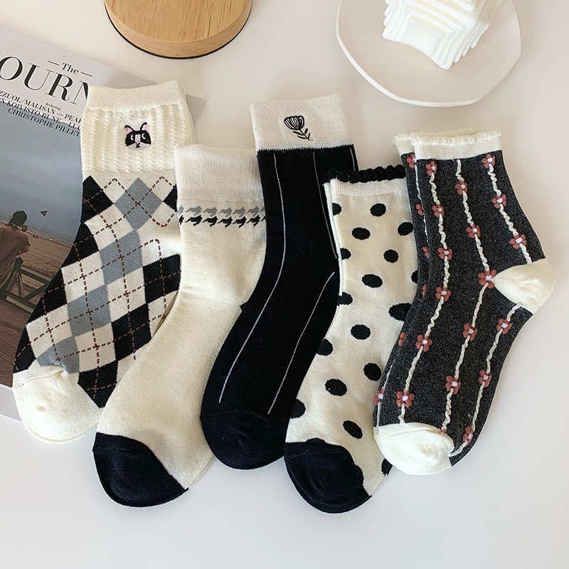 刺绣袜子女中筒纯棉黑白菱形格子