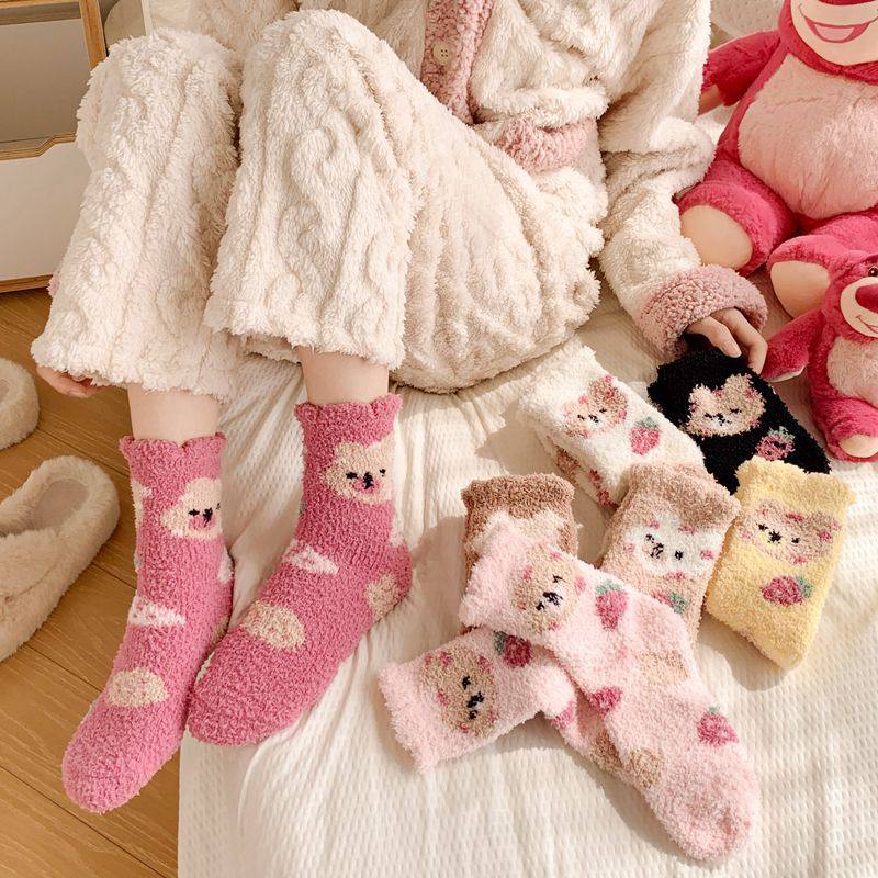 珊瑚绒袜子女中筒加绒加厚甜美粉嫩可爱小熊睡眠袜卡通居家地板袜