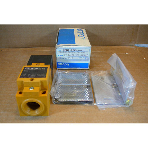 E3N2-R5E4-US Omron NEW In Box Photoelectric Sensor Switch E3