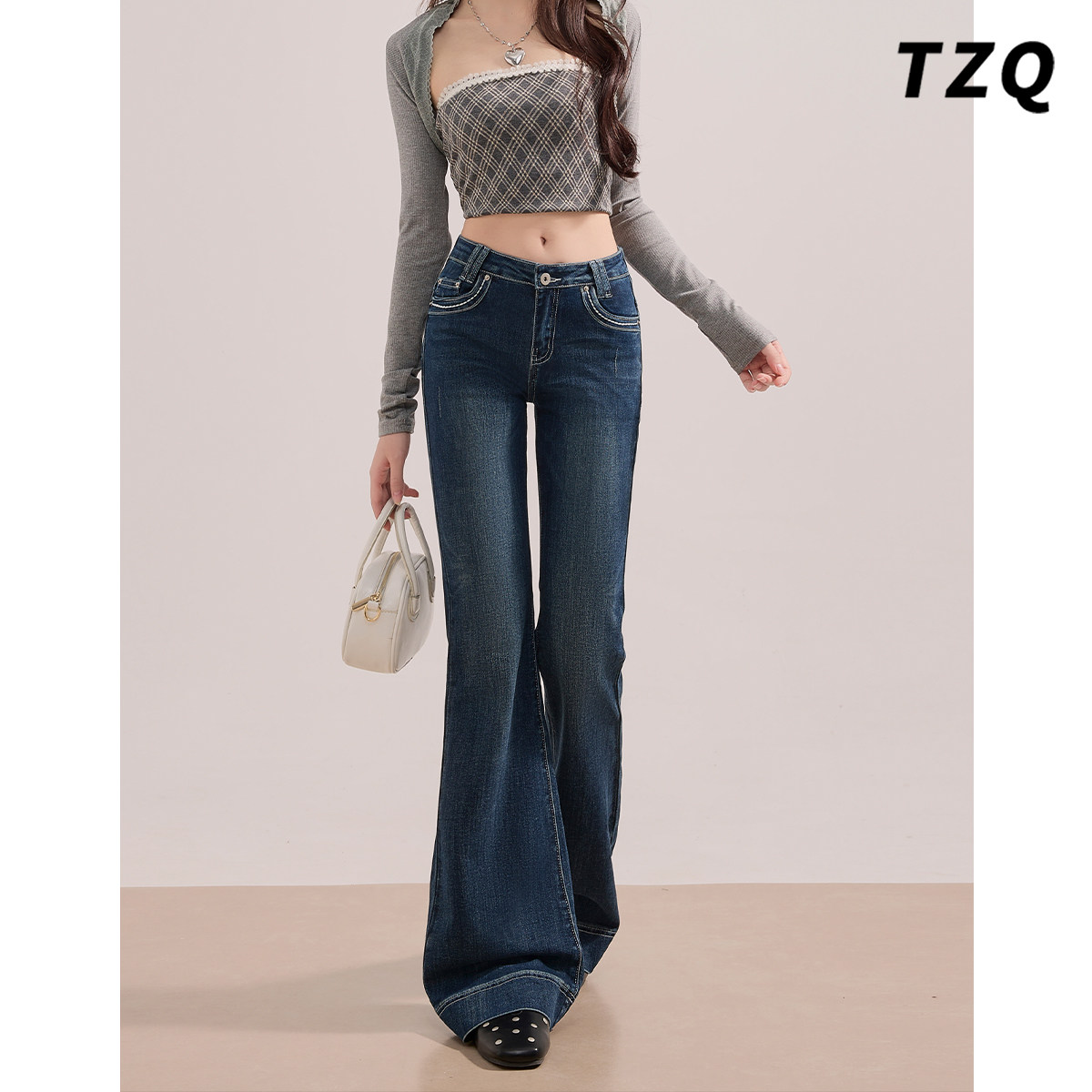 深蓝色不贴腿微喇牛仔裤