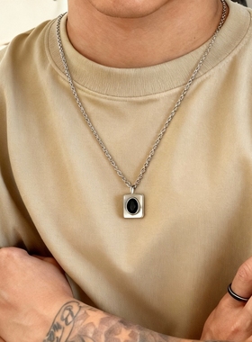 原创小众项链男女复古黑色小方块吊坠个性锁骨链无性别配饰ins风