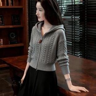 秋冬灰色连帽针织开衫女麻花纹拉链短款外套韩系温柔风毛衣上衣