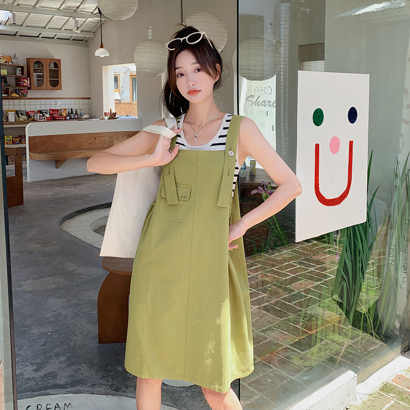 82301现货主推学院风绿色背带裙P95K148，女装连衣裙，衣素