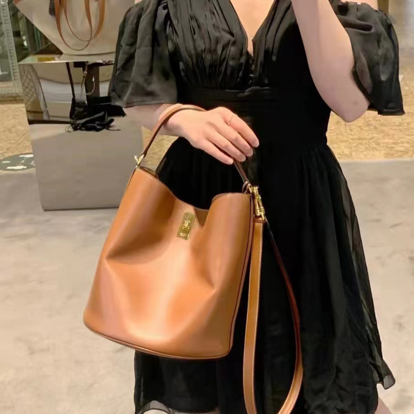 C家头层牛皮水桶包2026春季新款大容量手提包休闲百搭单肩斜挎包