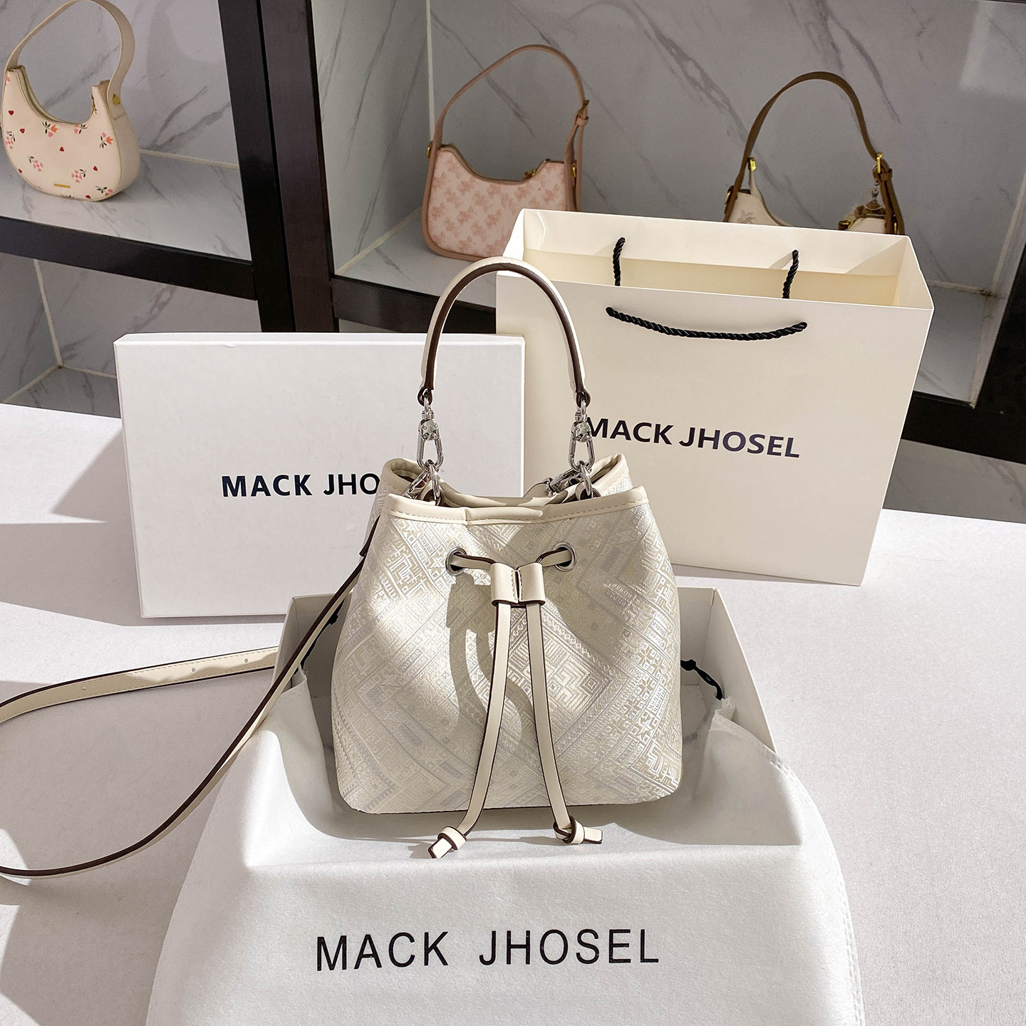 MACKJHOSEL高级感设计水桶包女图片