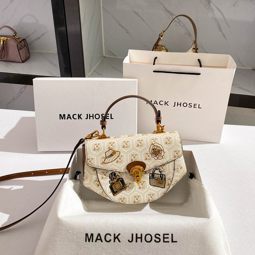 爱美不分年纪女人天生爱包