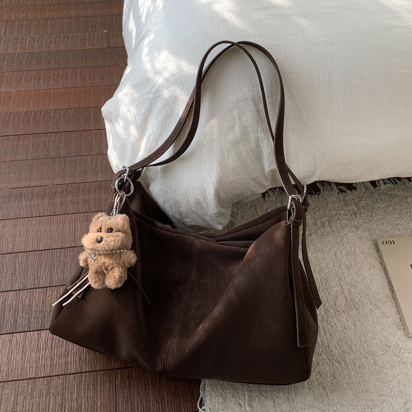 春季韩版简约大容量单肩包女式2026新款复古休闲托特包时尚斜挎包