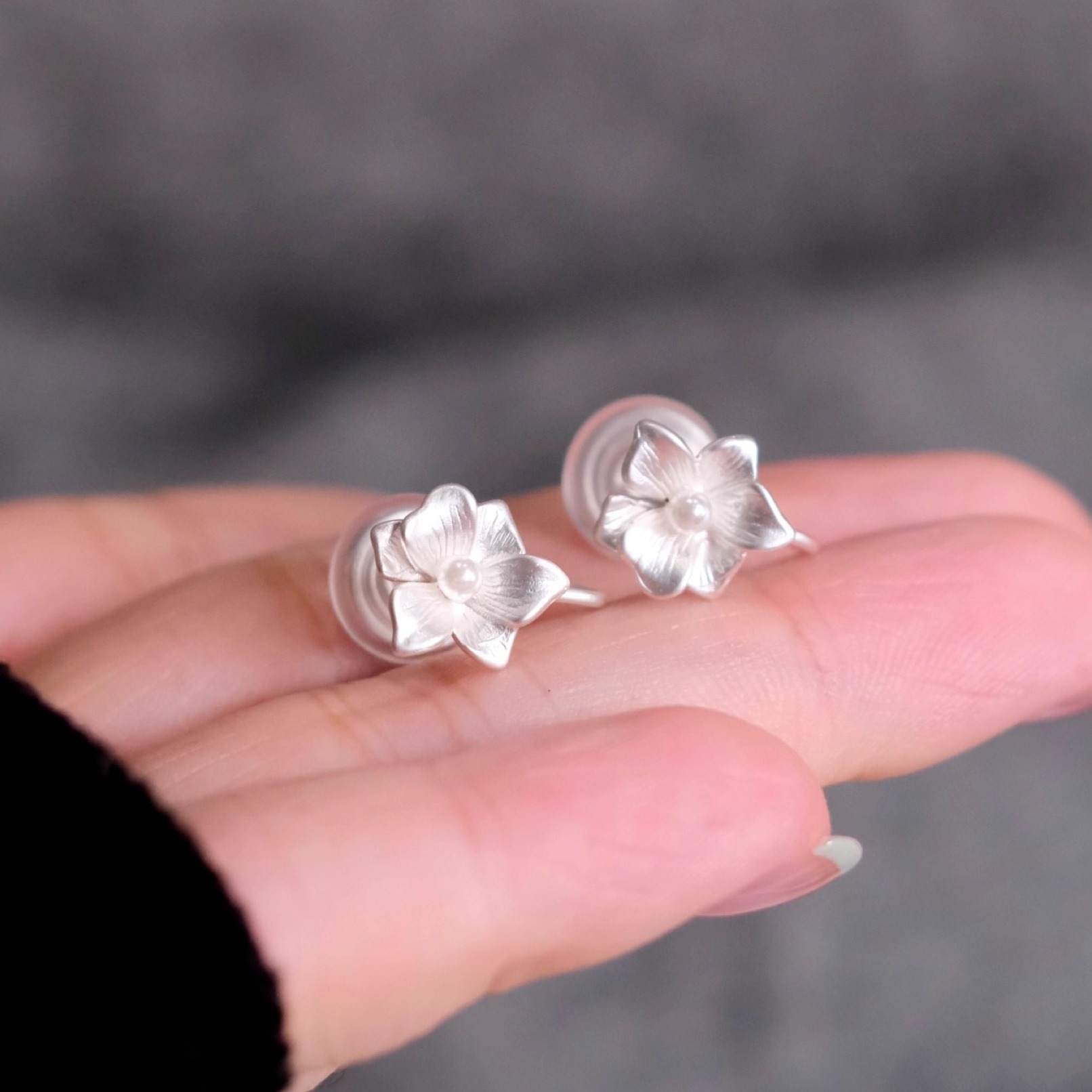 耳畔知更｜清冷森系国风哑光白色花朵无耳洞蚊香盘耳夹耳饰耳钉女