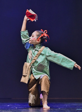 曙光舞蹈服小报童晨曦演出服红色主题民国抗战红孩子卖报歌表演服