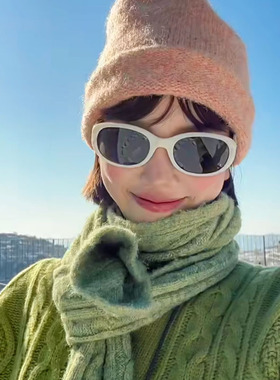 椭圆框白色墨镜雪地雪山拍照