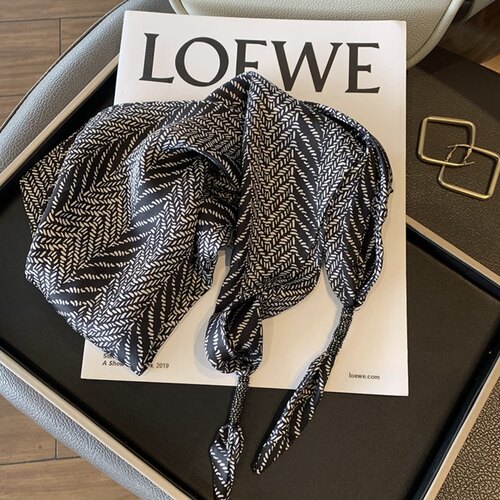 2025新款丝巾女春秋韩版百搭三角巾披肩外搭领巾高级感多功能腰巾