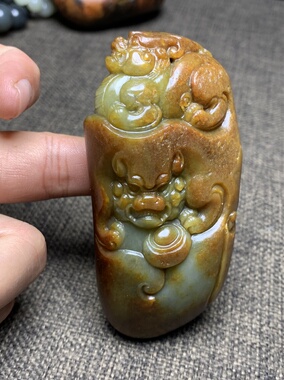 新疆和田玉籽料独籽黄皮籽料龙行天下手把件型好干净132克