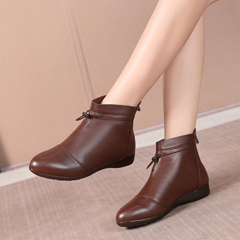大码女靴子41一43春秋新款妈妈真皮软底马丁靴时尚舒适平底短靴女