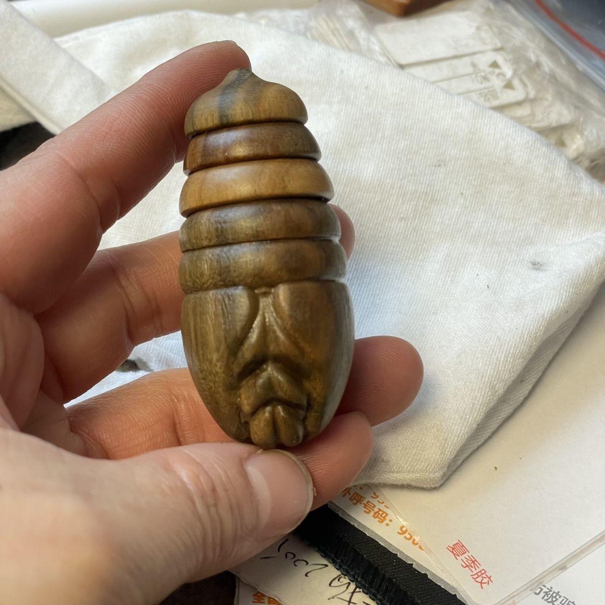 新款绿檀木蝉蛹宝宝手把件尾巴可旋转木雕蚕蛹创意解压文玩盘玩件图片