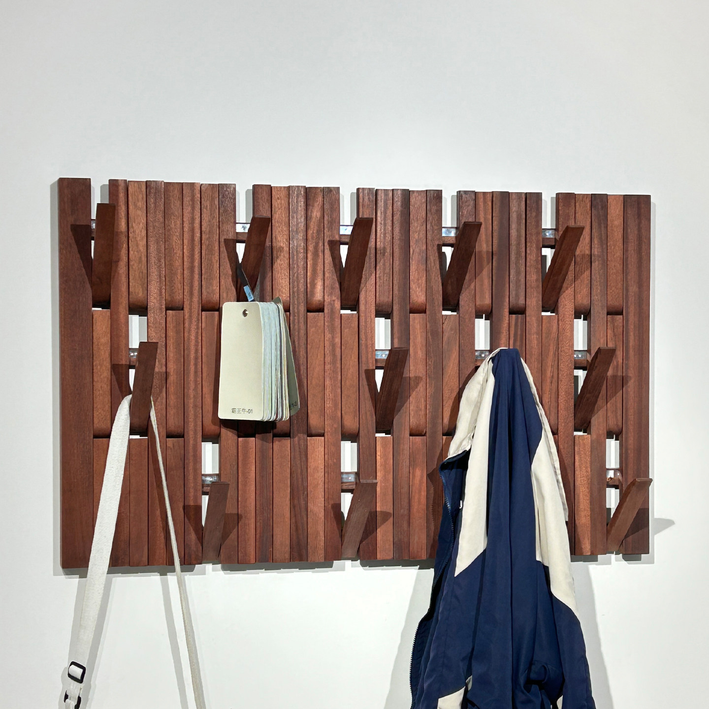 现代简约挂衣架玄关区衣帽架入户墙上置物全实木壁挂钢琴键挂衣钩