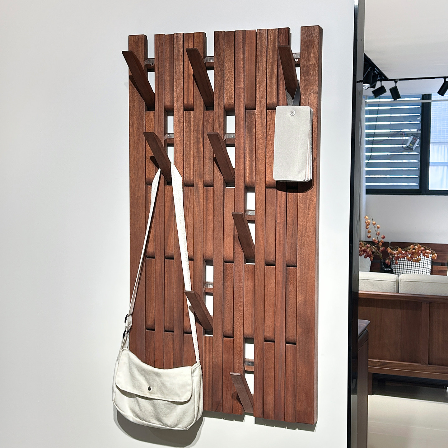 钢琴键挂衣架现代简约玄关区衣帽架入户全实木壁挂挂衣钩墙上置物