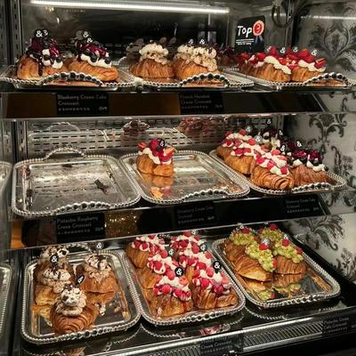 牛角包萨拉米火腿芝士咸蛋黄松子