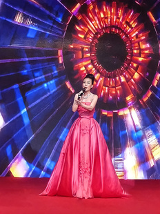 谷裘为爱乐乐团歌唱家马飞设计西瓜红可卸摆婚礼艺考演出声乐礼服