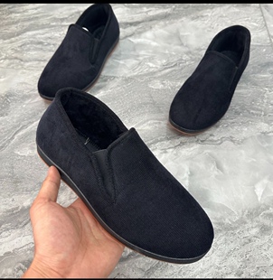 裕福华一脚伸懒人休闲条绒棉鞋柔软防滑。