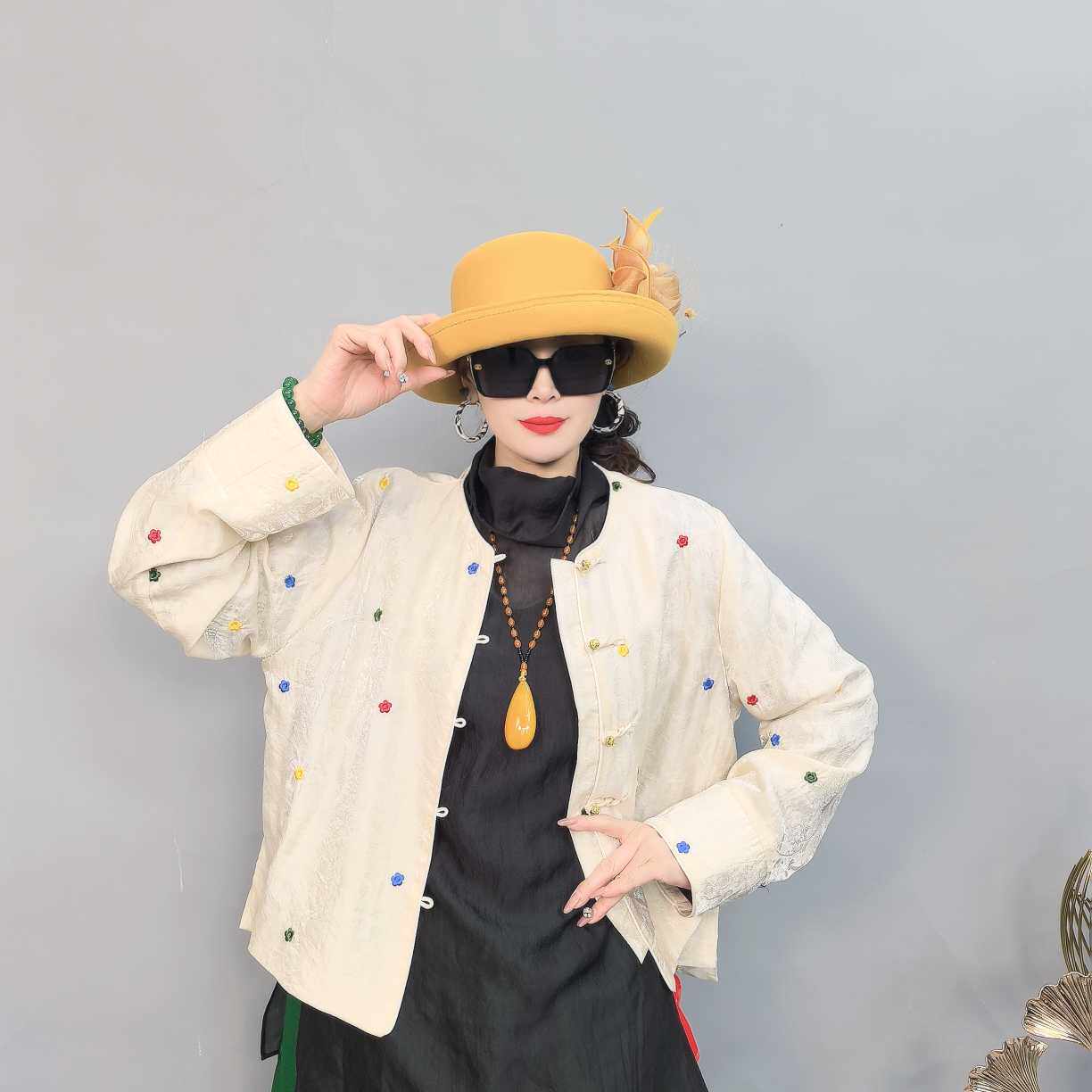 甜美新中式彩扣宽松短外套