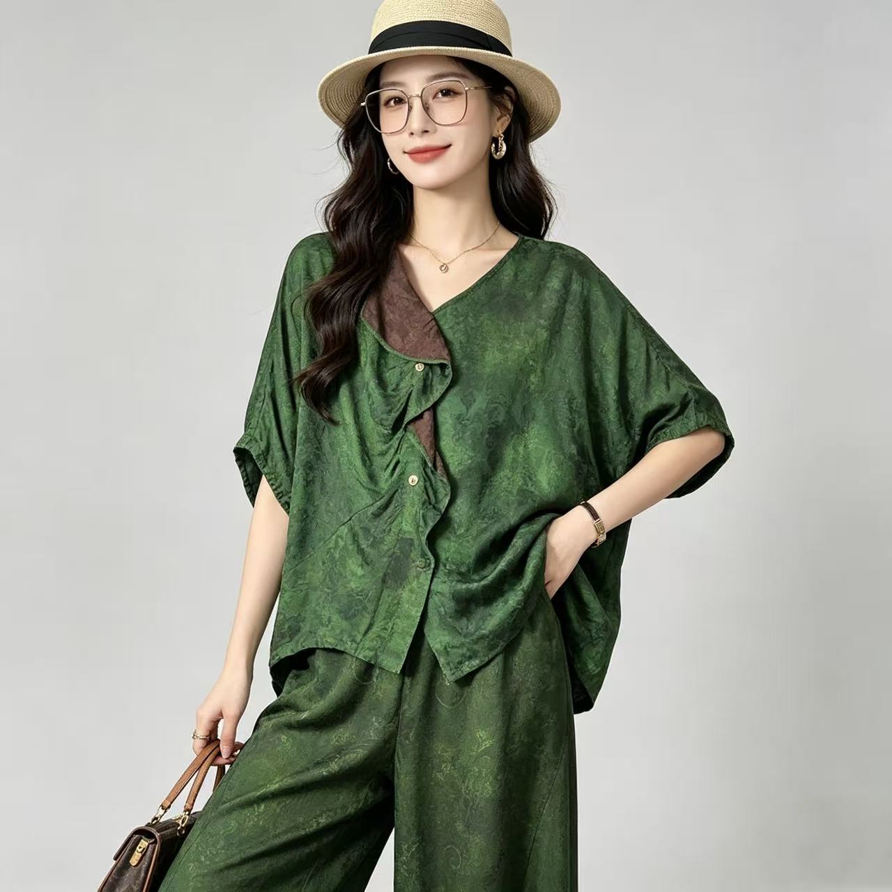 绿色V领印花宽松短袖衬衫女