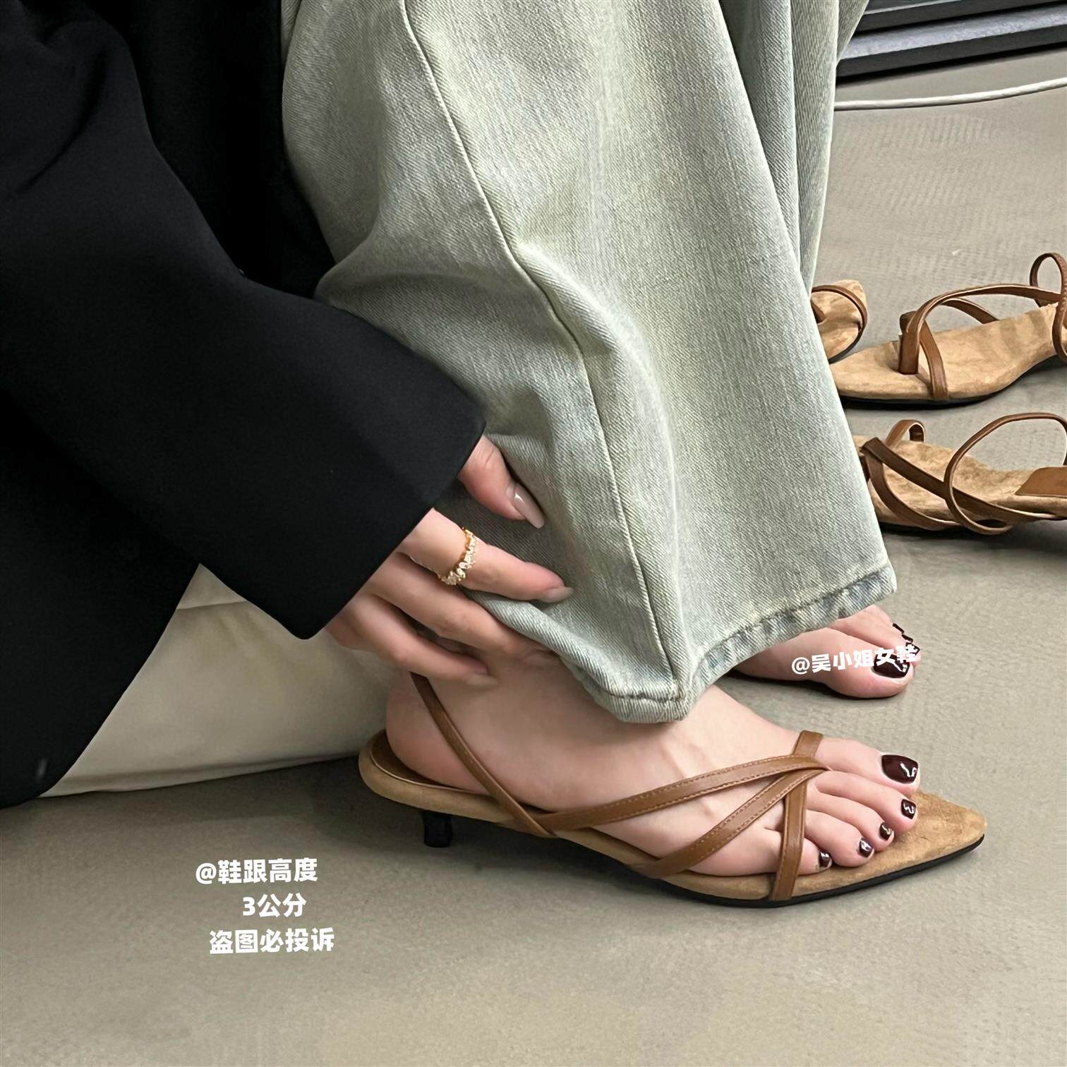 夏季新款棕色夹趾细带尖头猫跟凉鞋女后绊带外穿通勤气质百搭鞋