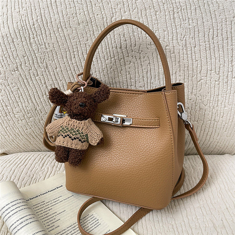 小众复古锁扣水桶包女2026新款韩版手提菜篮子包带挂件单肩斜挎包,箱包皮具/热销女包/男包,水桶包,淘宝优惠券,粉丝福利购,淘宝优惠卷