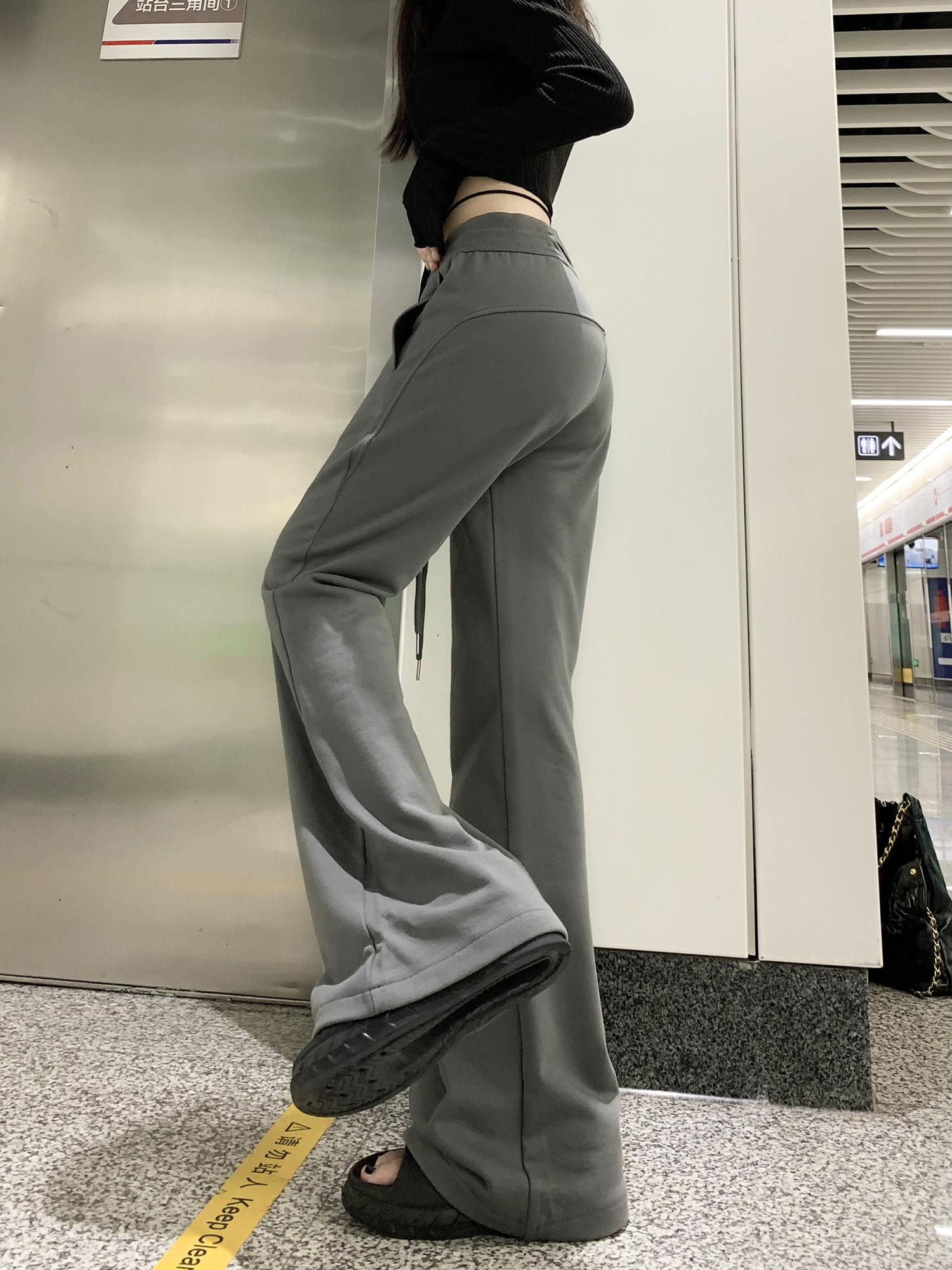 灰色微喇阔腿裤女春秋2025新款高腰垂感小个子卫裤运动裤喇叭裤子
