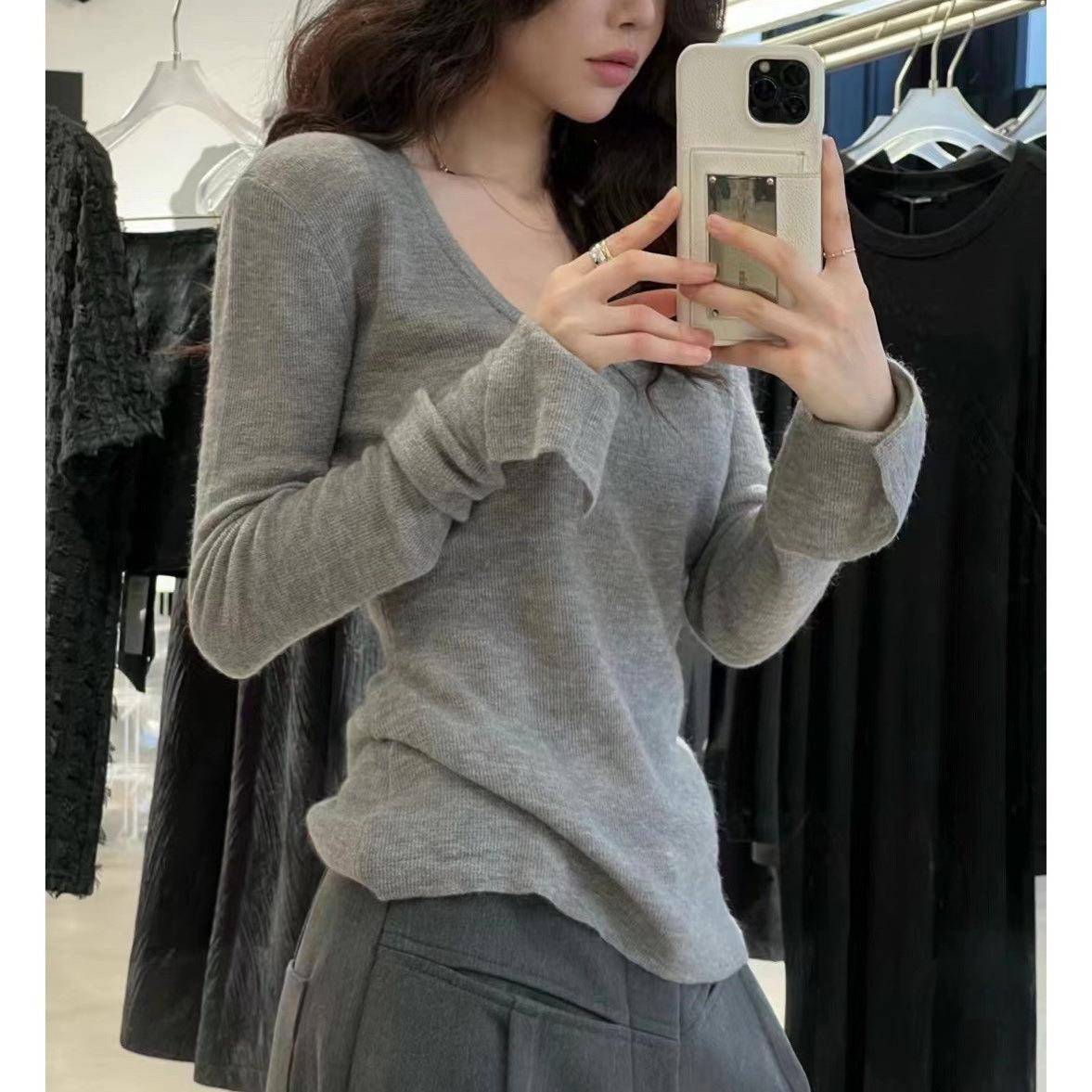 2025秋冬新款通勤简约纯色软糯U领修身长袖毛针织打底衫女