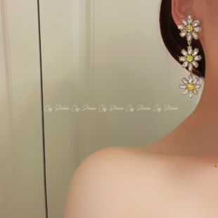 悬崖会所春夏新款女气质时尚银雏菊水钻黄宝石花朵耳钉耳夹无耳洞