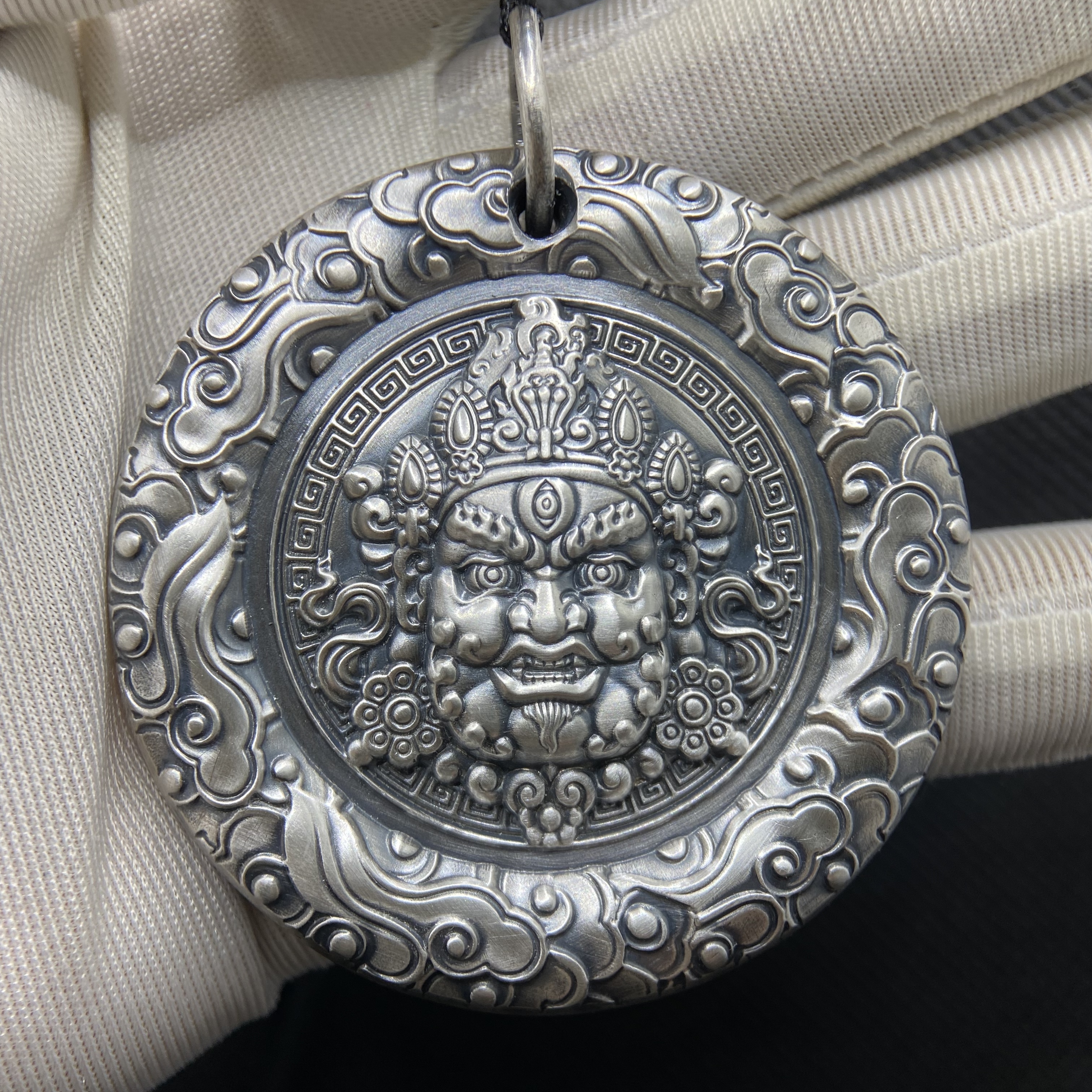 黄财神麒麟踏祥云版足银999 手工制作生日礼物足银吊坠实心