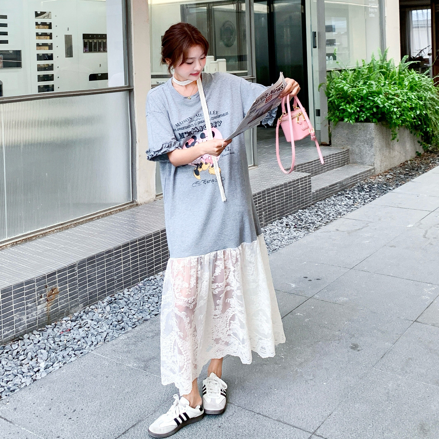灰色韩系休闲减龄卡通印花连衣裙女夏新款显瘦蕾丝拼接花边T恤裙图片