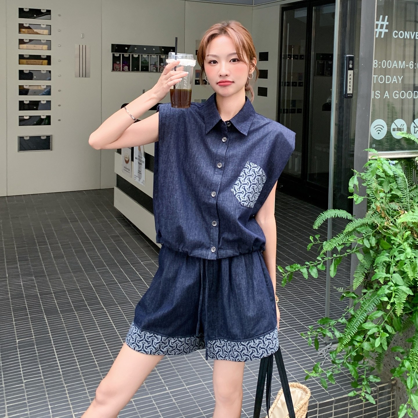 高级小众穿搭度假风薄款牛仔无袖套装女夏超火好看减龄短裤两件套图片
