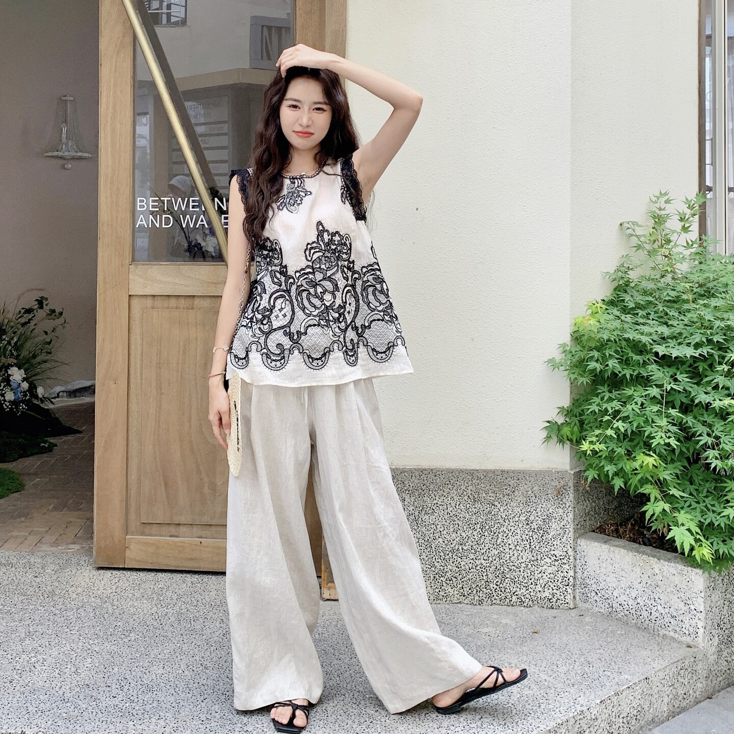 设计感蕾丝拼接背心套装女夏季2025新款巨好看百搭阔腿裤两件套潮图片