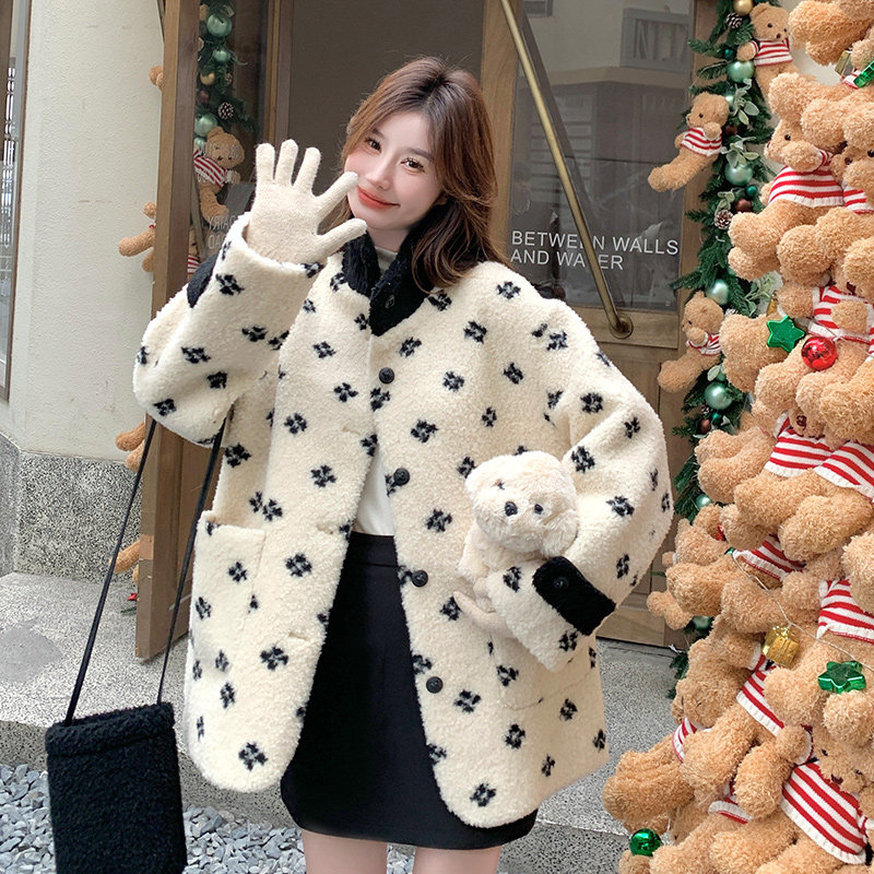 白色碎花羊羔毛外套女秋冬2025新款温柔风撞色设计感皮毛一体爆款,女装短外套,艾艾淮淮