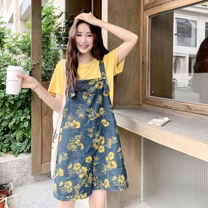多巴胺碎花背带裤套装女夏2025新款小个子俏皮减龄休闲短裤两件套图片