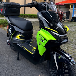 适用雅迪冠能S白鲨90/70L-H电动车改装防水恶魔眼表情定风翼贴纸