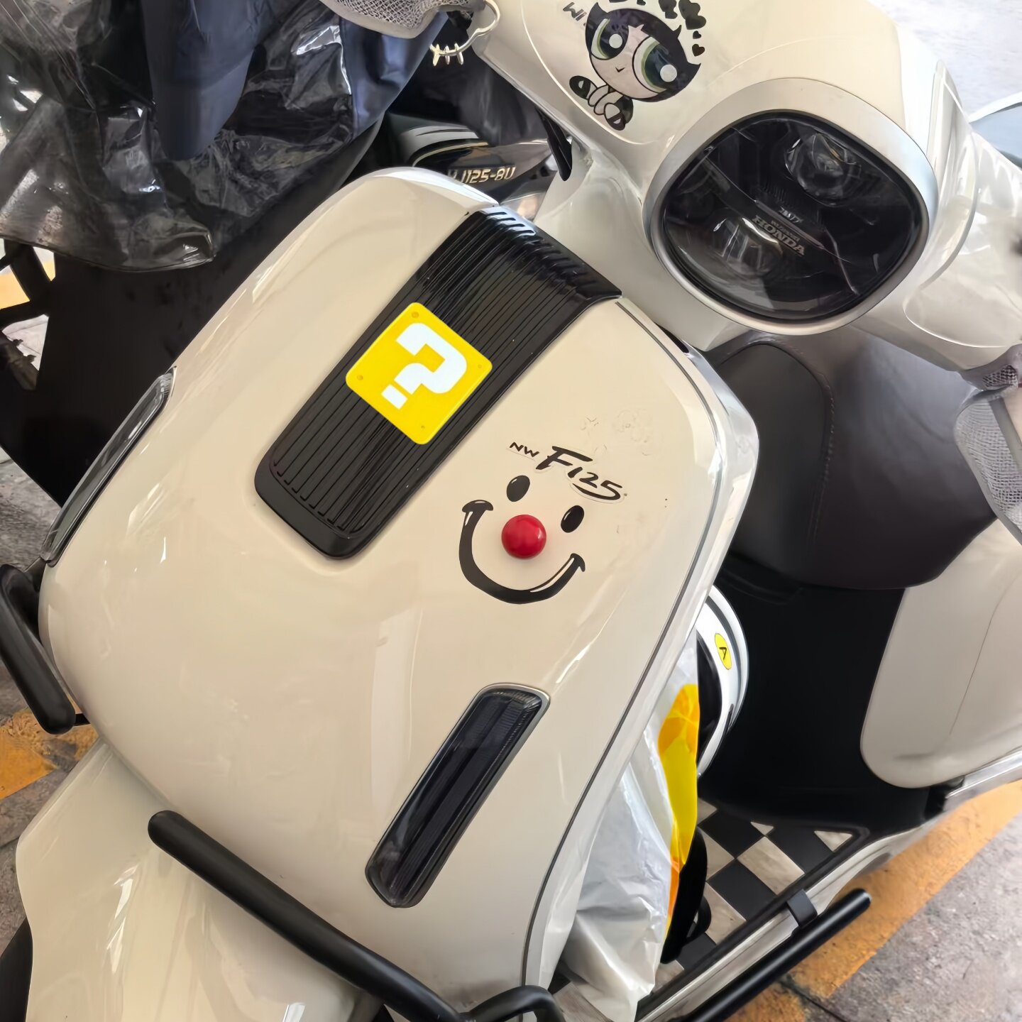 适用于五羊本田NWF125/150摩托车小丑鼻子表情个性可爱改装饰车贴