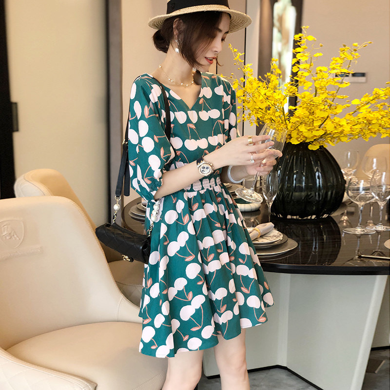 欧洲站樱桃碎花连衣裙女2020夏新款洋气收腰显瘦v领泡泡袖娃娃裙