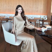 京都桂 清冷气质连身袖 缎面上衣 韩雨嘉 高腰斜裁鱼尾半裙套装