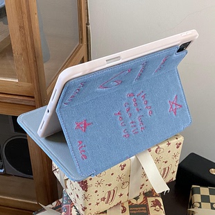 Puui原创适用ipadPro保护壳2022air4 5牛仔ipad复古刺绣面料质感苹果平板保护套带笔槽可折叠高级ins粉色爱心
