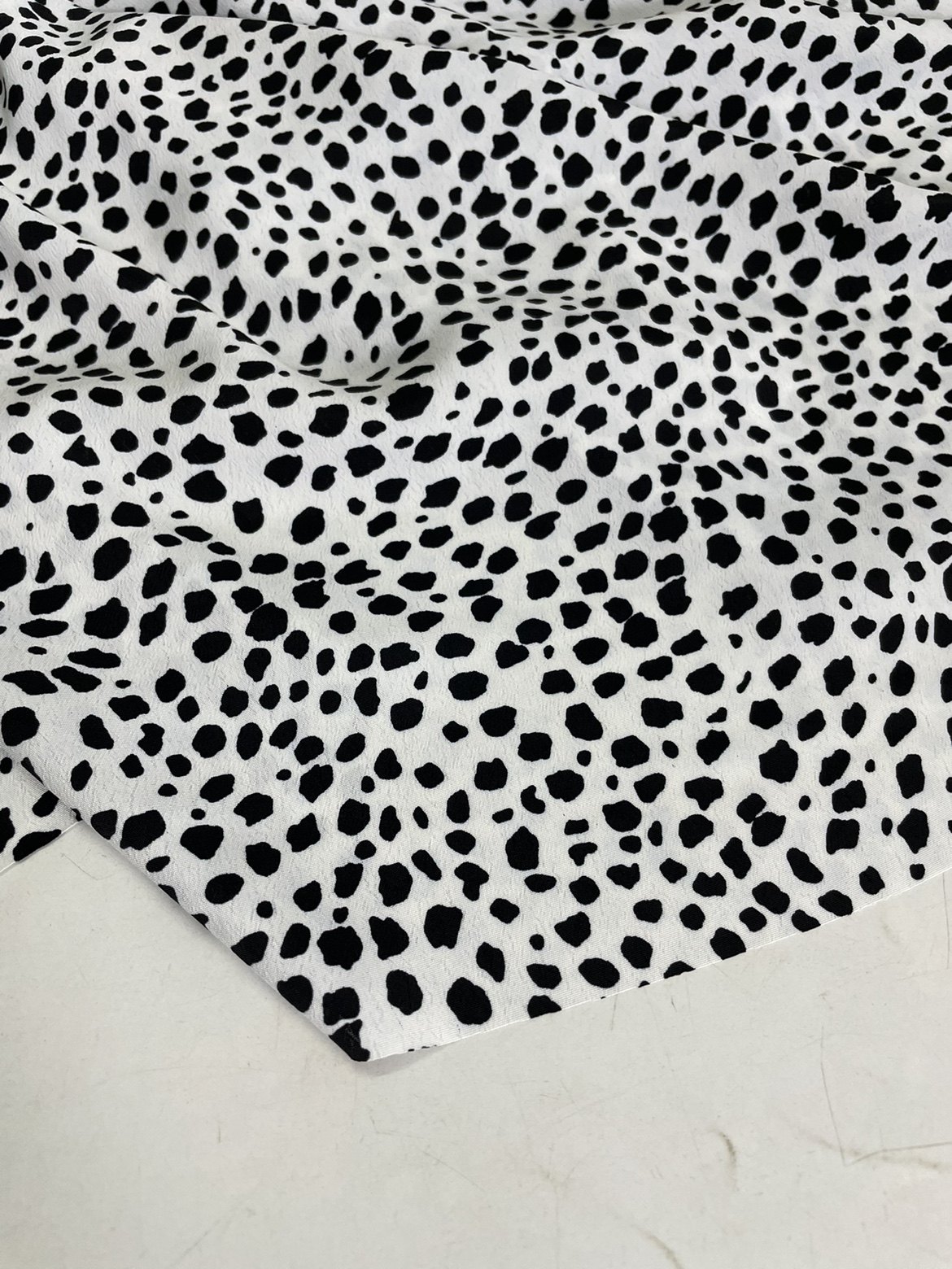 d719白底黑点印花裂纹绉雪纺布头 柔软透气垂坠连衣裙旗袍diy面料