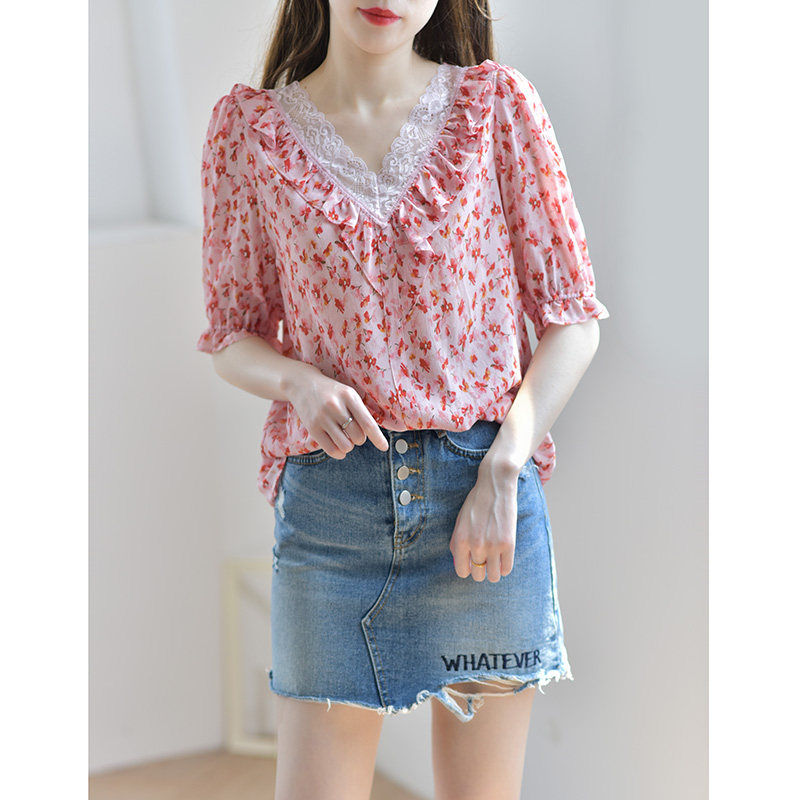 粉色碎花真丝衬衫女夏季新款性感锁骨V领蕾丝拼接中袖桑蚕丝上衣