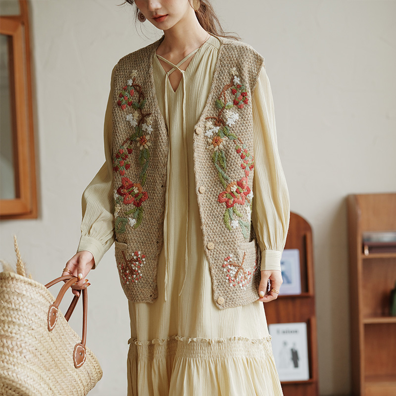 诺比昂纽扣民族风常规V领马甲